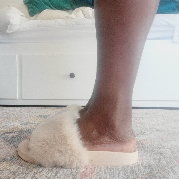 Pure Barre Fuzzy Fur Champagne Blush Slide Sandal Sz 8/9 (Mismatch) - Picture 10 of 13